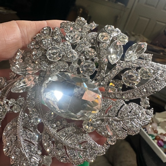 Elegant Silver Crystal Brooch - Picture 2 of 6